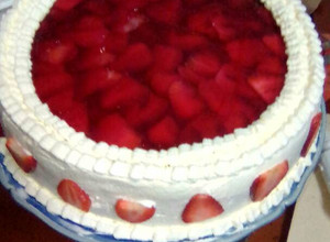 Una foto de Torta de frutillas con crema de leche