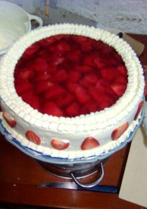 Una foto de Torta de frutillas con crema de leche
