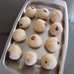 A picture of Rava Laddu.