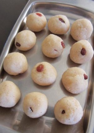 A picture of Rava Laddu.