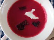 Una foto de sopa de betabel