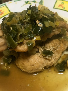 Una foto de Pollo al puerro