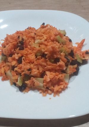 Una foto de Ensalada de zanahoria con pasas