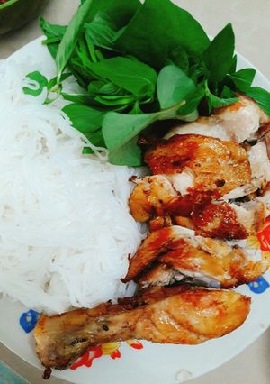 Hình của món Gà xối mỡ ăn với bún.