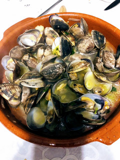 Una foto de Almejas en salsa