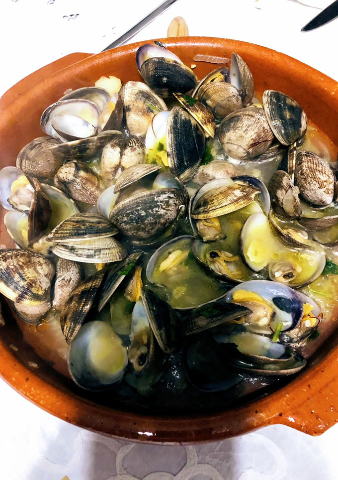 Una foto de Almejas en salsa