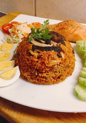 รูปของ ข้าวผัดกิมจิ+แซลมอนย่าง By ครัวแม่ศรีเหลี่ยม