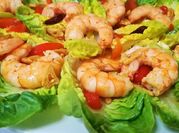 Una foto de ensalada de lechuga y pimientos