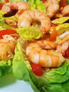 Una foto de Ensalada de langostinos con pimientos asados
