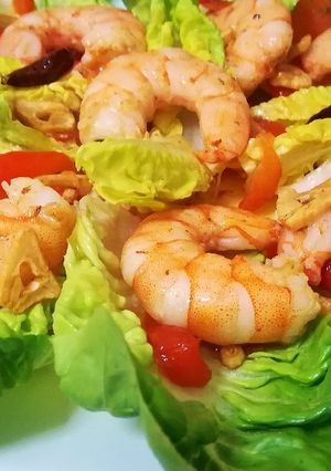 Una foto de Ensalada de langostinos con pimientos asados