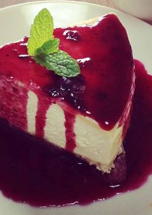 Una foto de Cheesecake con culis de Fresa y Mora