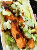 Taco de finger de pollo con aguacate semi picante y salsa barbacoa