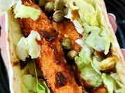 Una foto de tacos de lechuga con pollo