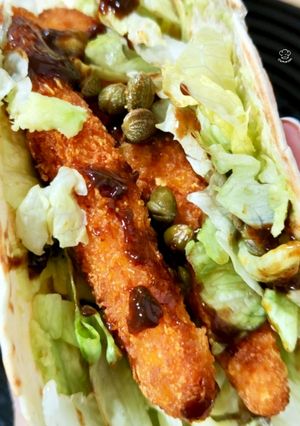 Una foto de Taco de finger de pollo con aguacate semi picante y salsa barbacoa