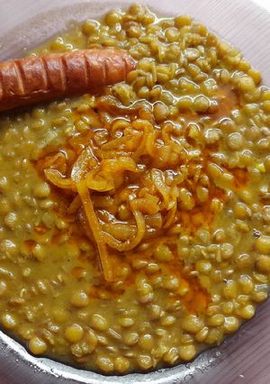 Fitt lencsefőzelék sült virslivel recept fotója