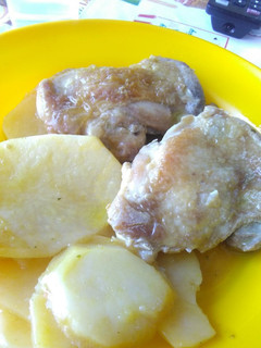 Una foto de Contramuslos de pollo con patatas