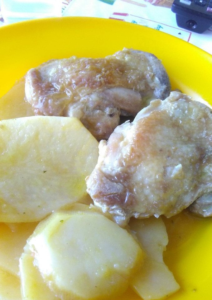 Una foto de Contramuslos de pollo con patatas