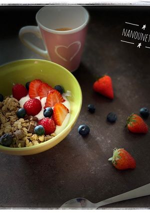 Une photo de Bowl muesli fromage blanc fruits rouges