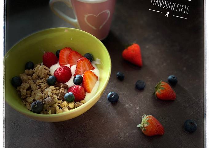 Bowl muesli fromage blanc fruits rouges