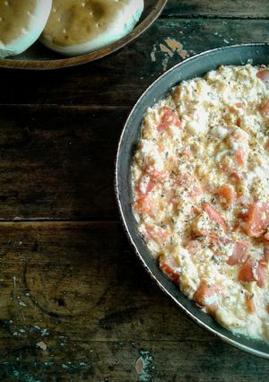 Una foto de HUEVOS con TOMATE