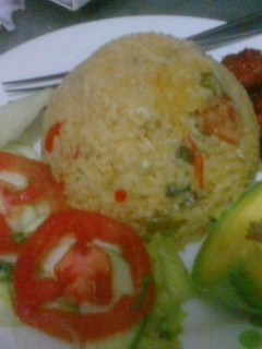 Una foto de Arroz con todo ensalada y aguacate y chorizo carmeleño
