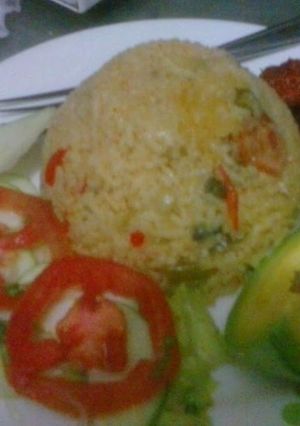 Una foto de Arroz con todo ensalada y aguacate y chorizo carmeleño