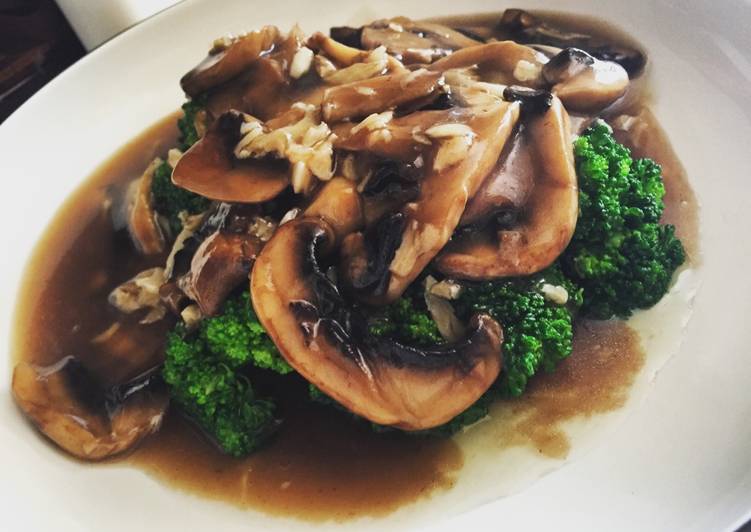 Cara Gampang Menyiapkan Mushroom broccoli with oyster sauce yang Bisa Manjain Lidah