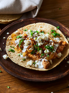 Una foto de Tacos de Carne de Puerco Encebollado
