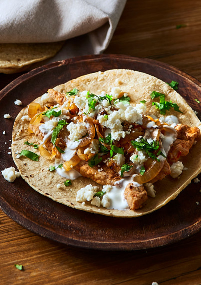 Una foto de Tacos de Carne de Puerco Encebollado