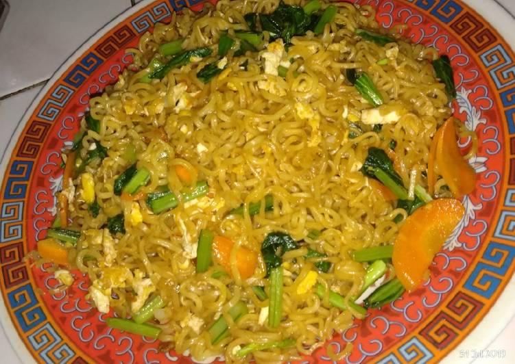 Bagaimana Menyiapkan Mie goreng simple (bekal sekolah fav kakak) yang Lezat