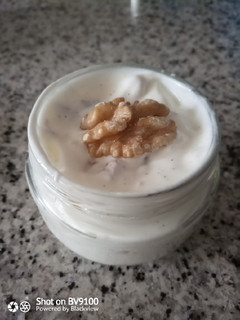 Una foto de Yogurt cremoso a la vainilla con nueces e higos