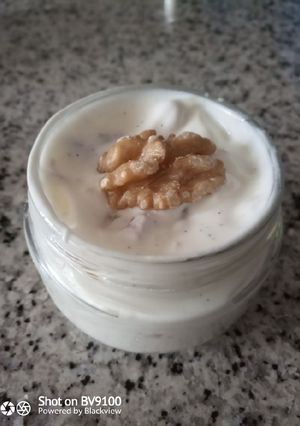 Una foto de Yogurt cremoso a la vainilla con nueces e higos