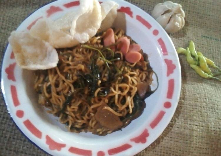 Mie kangkung spesial