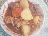 Estofado hambriento de pollo y carne