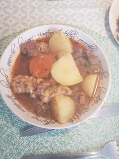 Una foto de Estofado hambriento de pollo y carne