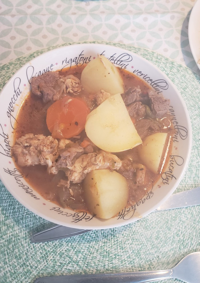 Una foto de Estofado hambriento de pollo y carne