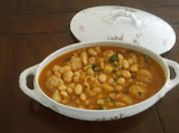 Una foto de alubias con chorizo de españa