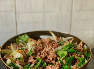 Hình của món Thịt Bò Xào Hành Tây Lá Lốt.