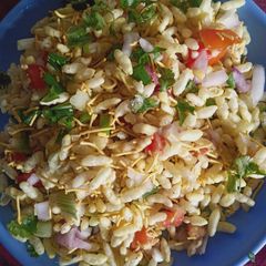 A picture of Mudhi (bhelpuri).