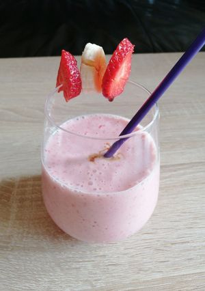 A picture of Strawberry banana smoothie.