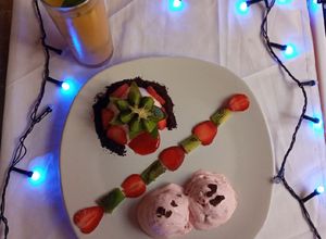 Una foto de Gelatina sabor a coco con una salsa de fresa