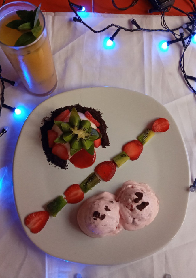Una foto de Gelatina sabor a coco con una salsa de fresa