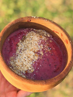 Una foto de 🍌🍓🌈Smoothie de frutos rojos y banana 🌈🍓🍌