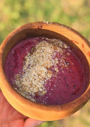 Una foto de 🍌🍓🌈Smoothie de frutos rojos y banana 🌈🍓🍌