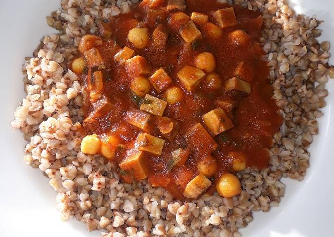 Räuchertofu mit Kichererbsen in Tomatensauce