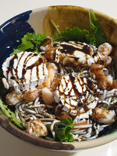 Una foto de Ensalada templada de brotes tiernos, gulas y langostinos