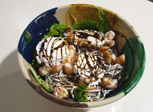 Foto principal de Ensalada templada de brotes tiernos, gulas y langostinos