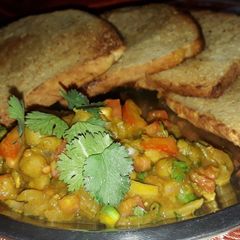 A picture of Chana chaat with bread toast.