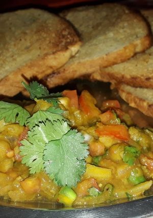 A picture of Chana chaat with bread toast.