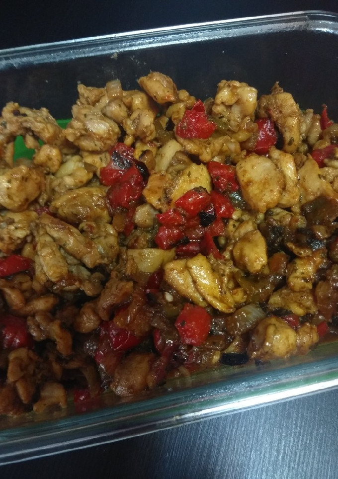 Una foto de Pollo con verduritas